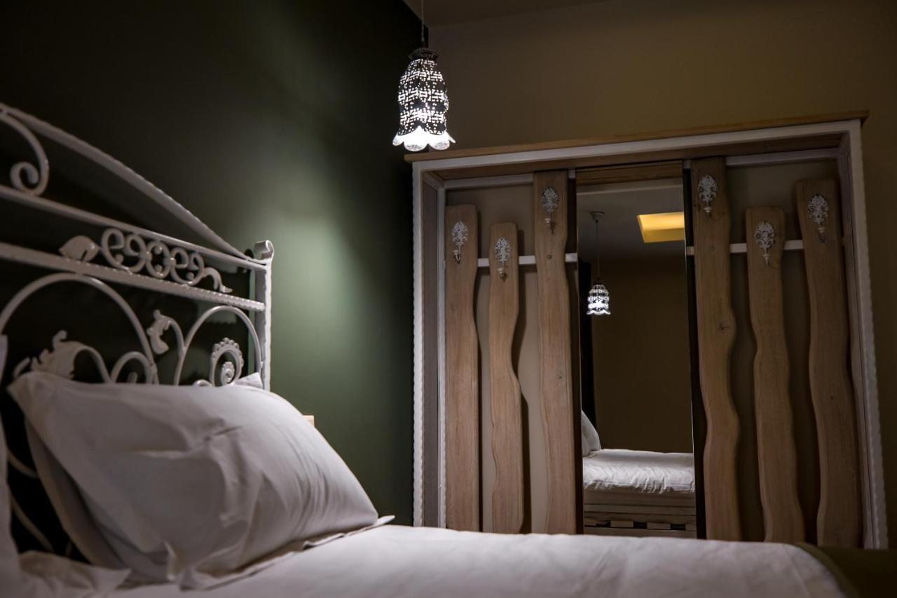 Casa Iustin Hotell Moroeni Eksteriør bilde
