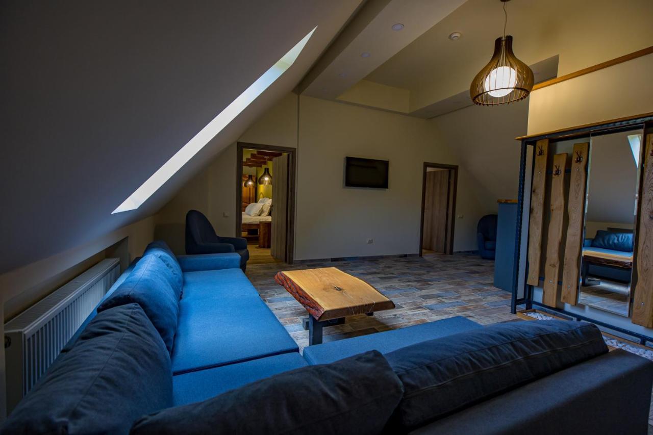 Casa Iustin Hotell Moroeni Eksteriør bilde